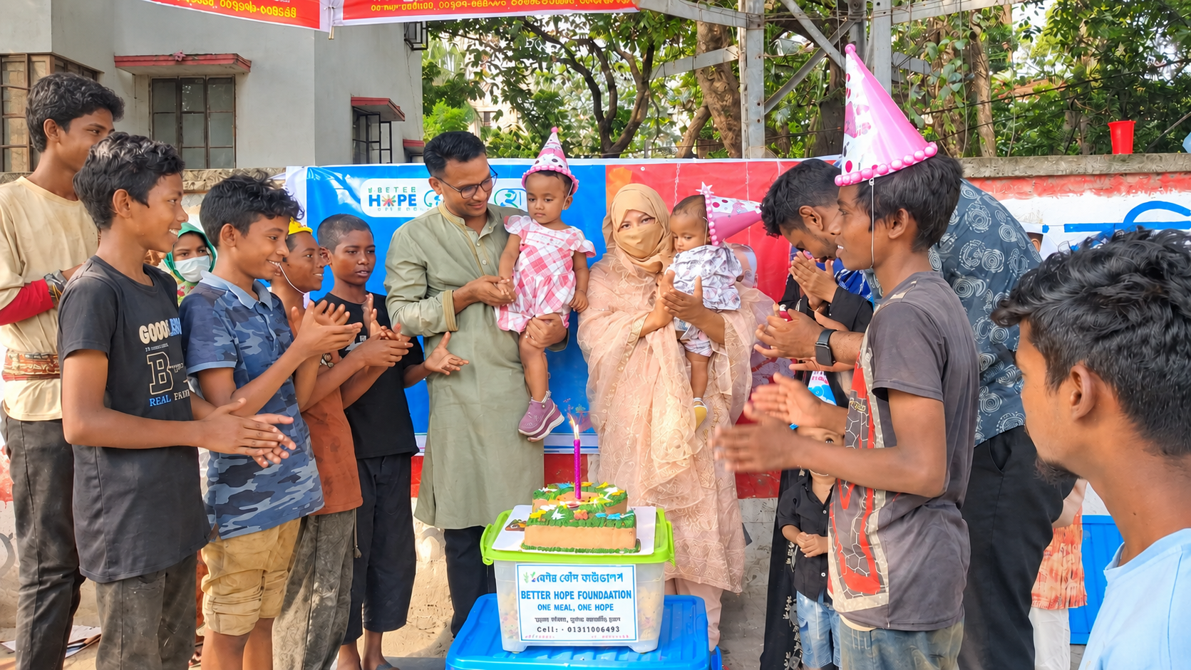 নিজের সন্তানের জন্মদিন, পথশিশুদের সঙ্গে ভাগ করে নেওয়া এক বিশেষ দিন